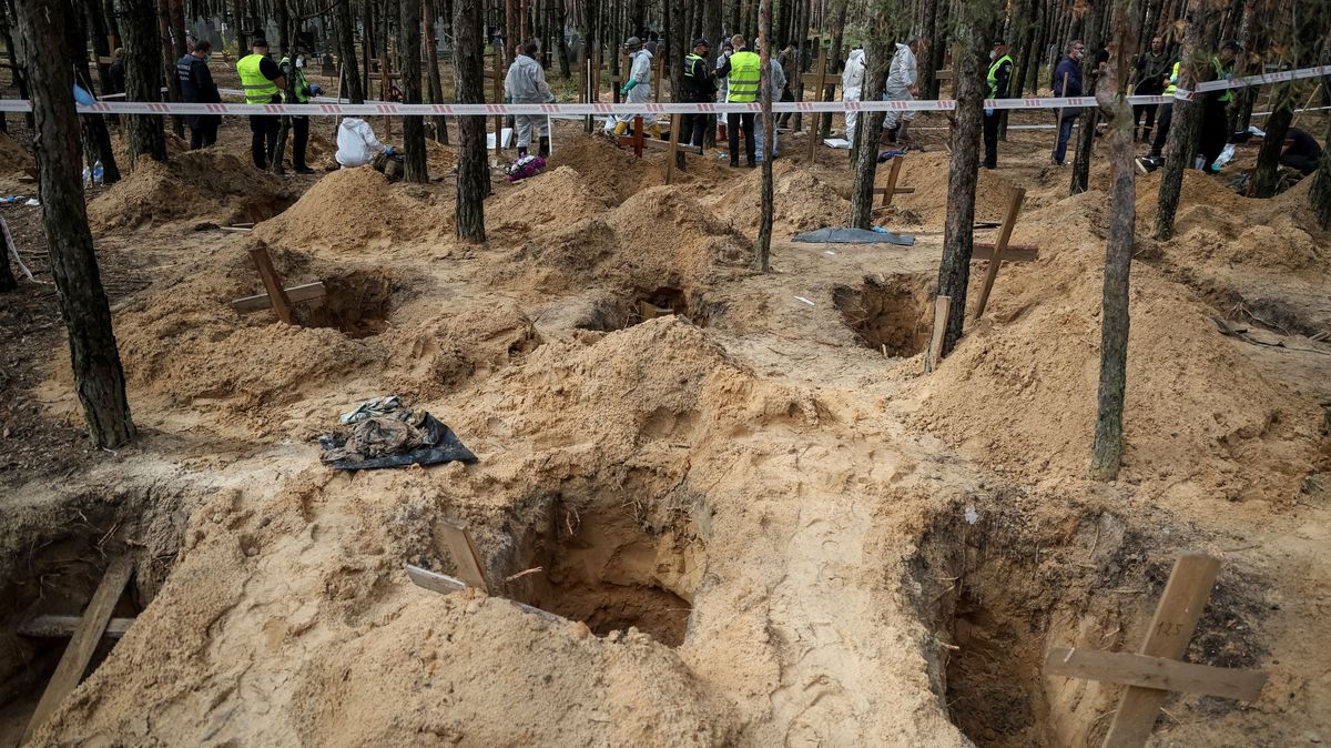 Zelenskyj: U Izjumu se našla další dvě masová pohřebiště. Jsou v nich stovky obětí